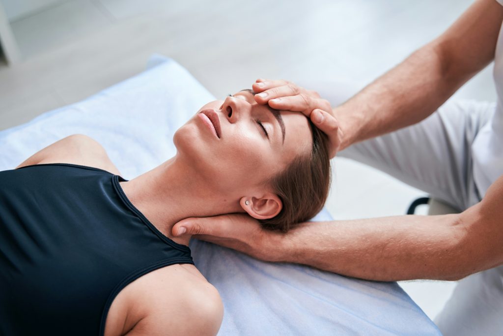 Migraines, maux de tête chroniques, et céphalées de tension : causes, traitements et rôle de la kiné spécialisée