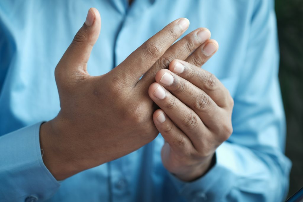 Arthrose : les 4 façons dont l’ostéopathie peut soulager les douleurs articulaires