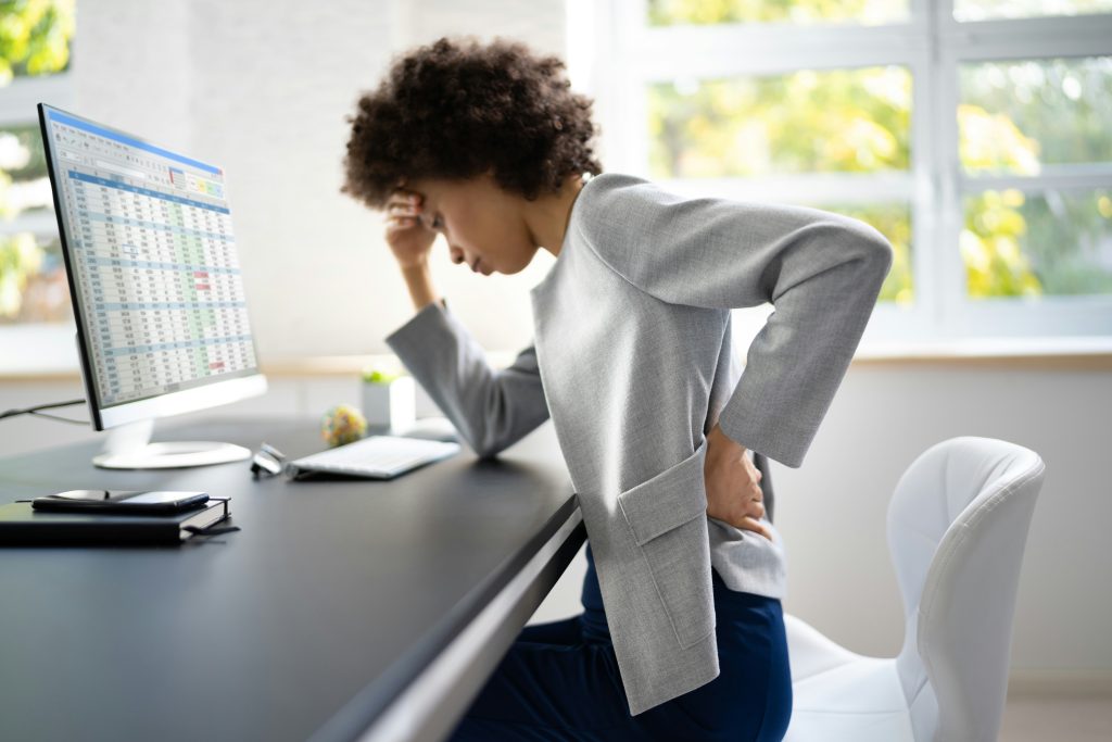 Posture et santé : pourquoi une bonne posture est essentielle et comment l’améliorer durablement